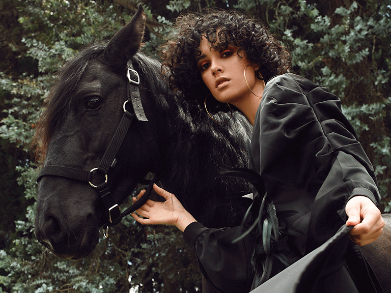 BLACK HORSE – Una Editorial para Assure Magazine
